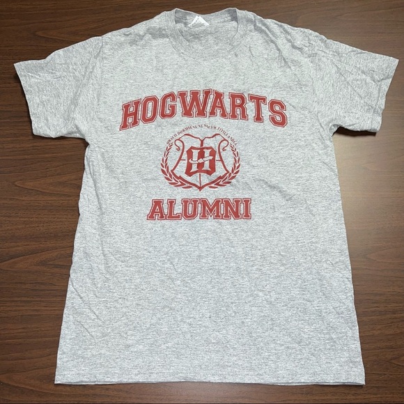 Hogwarts Alumni T-shirt - Picture 2 of 7